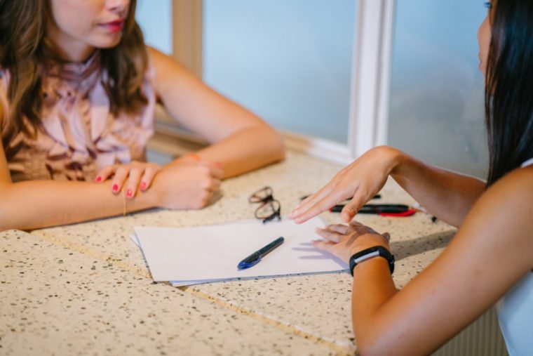 Deux femmes qui discutent