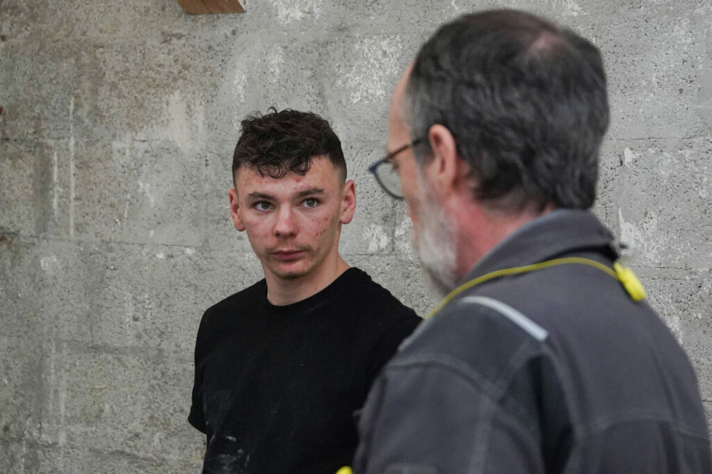 apprenti du bâtiment qui regarde son formateur